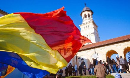 La mulți ani, România, la mulți ani, români, ori de care parte a gardului v-ați afla!