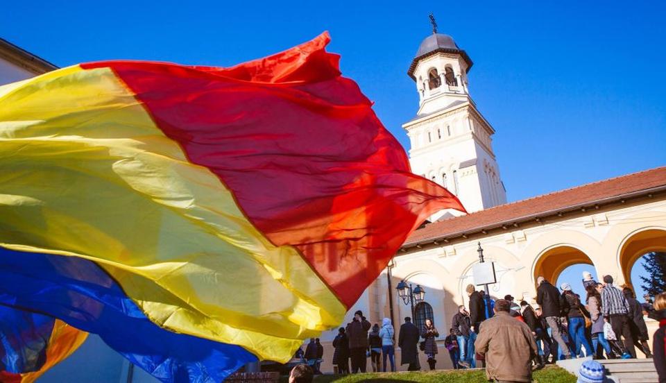 La mulți ani, România, la mulți ani, români, ori de care parte a gardului v-ați afla!