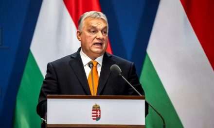 Viktor Orban şi „dansul păunului”