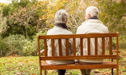 Secerătoarea cu seringă și halat alb