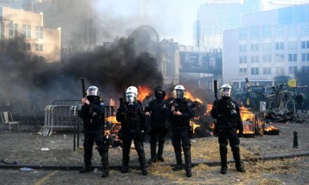 Bruxellul în flăcări, fermierii au rămas pe poziții
