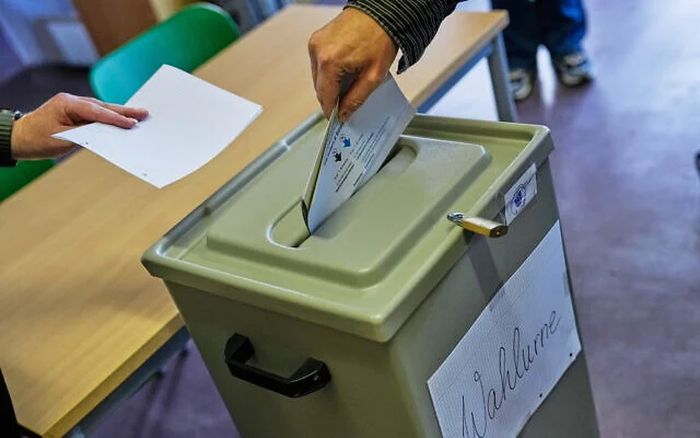 Când cele două Germanii îşi întorc spatele una alteia!